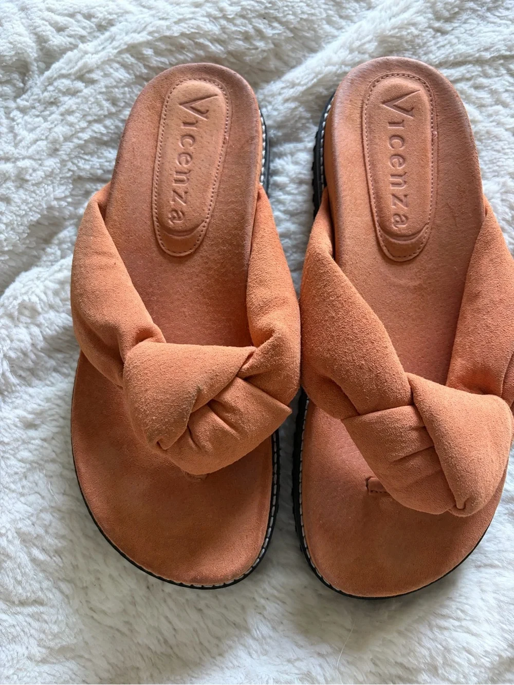 Vicenza Womens Knotted Suede Flip Flop Sandals
